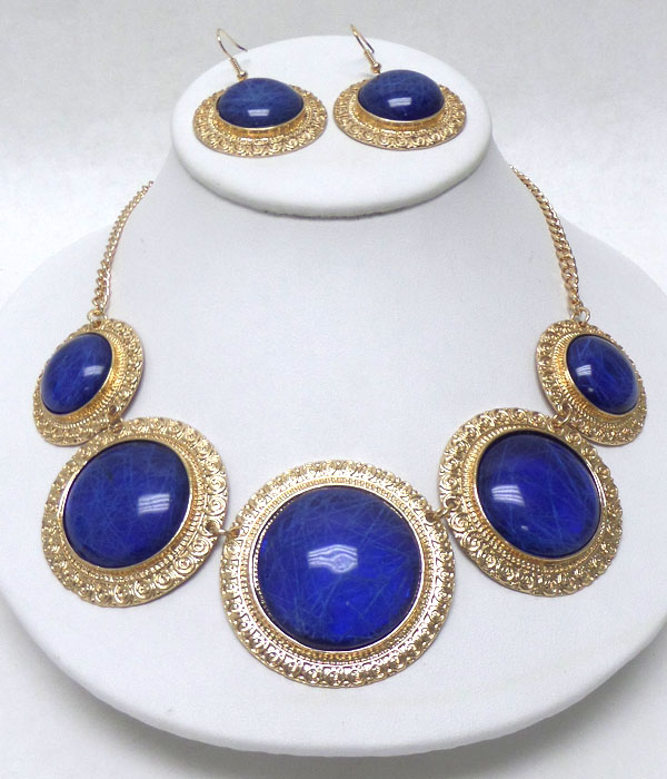 FIVE LARGE STONE WITH GOLD BORDER NECKLACE SET