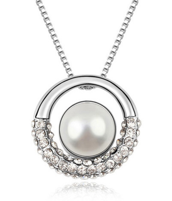 PEARL CENTER CRYSTAL PENDANT NECKLACE