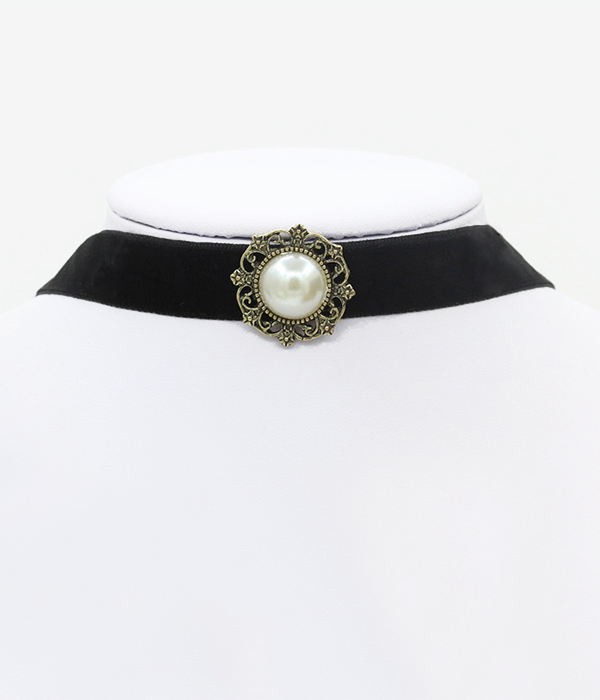 PEARL AND SUEDE CHOKER NECKLACE