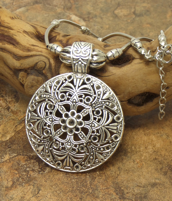 VINTAGE TIBETAN SILVER METAL FILIGREE DISK AND TUBE CHAIN NECKLACE
