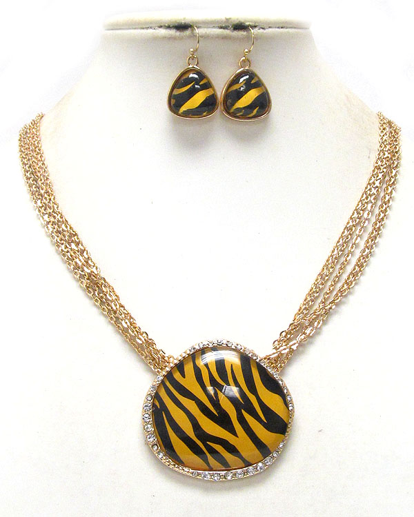 ANIMAL PRINT AND CRYSTAL DECO PENDANT AND MULTU CHAIN NECKLACE EARRING SET