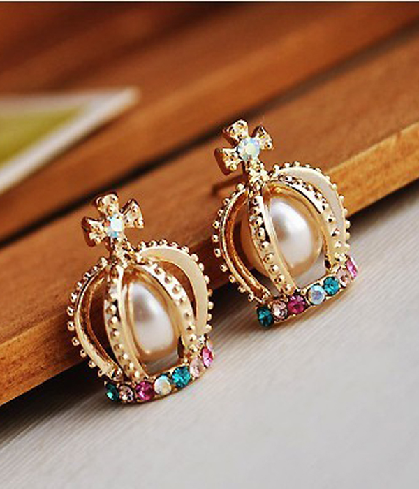 CRYSTAL AND PEARL CENTER CROWN EARRING