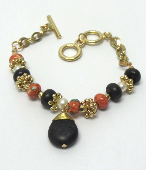 STONE AND BEADS DANGLING TOGGLE BRACELET