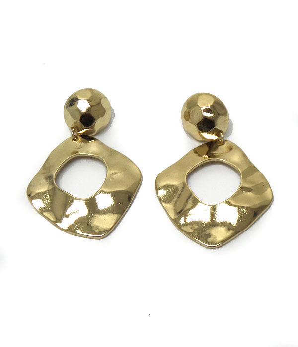 HAMMERED METAL SQUARE DROP EARRING