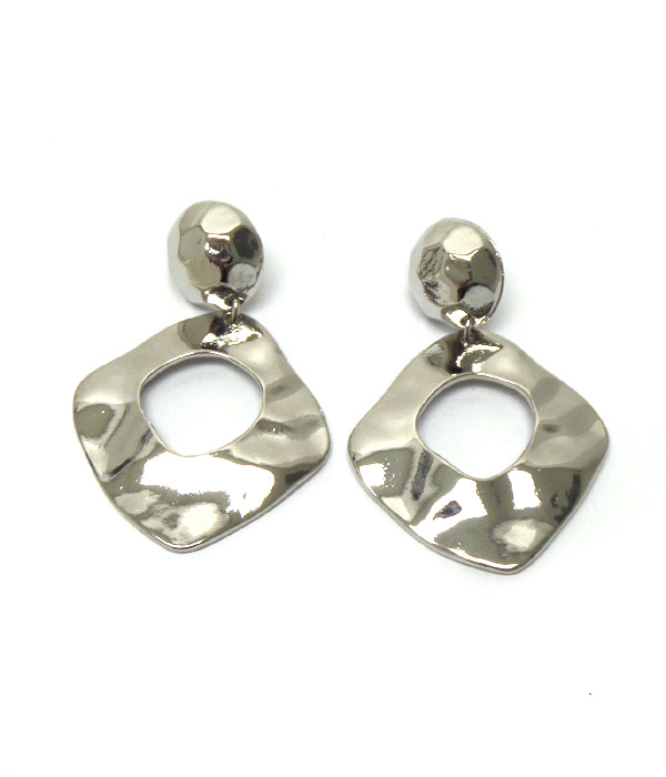 HAMMERED METAL SQUARE DROP EARRING
