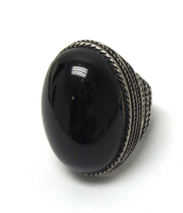 ROUND STONE WITH THIN BORDER RING