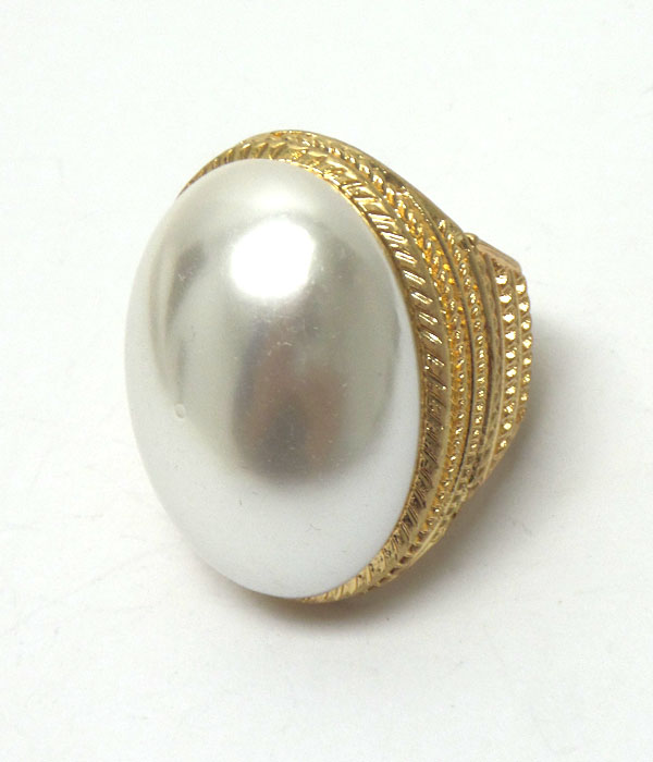 ROUND STONE WITH THIN BORDER RING