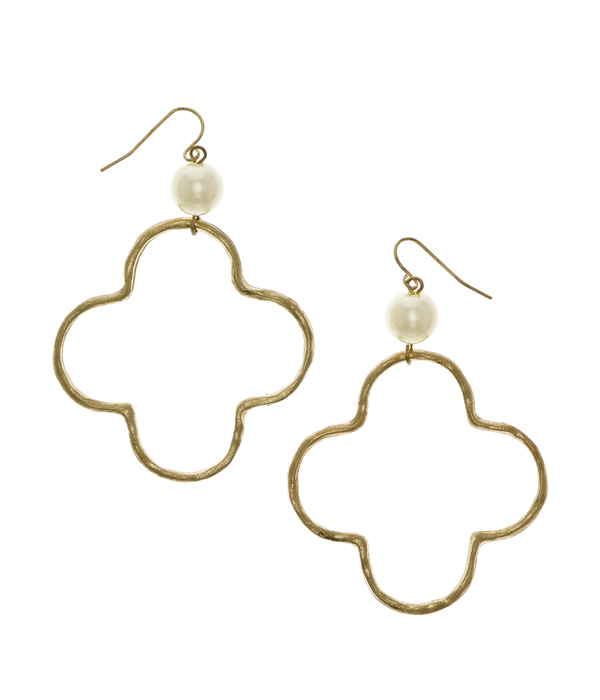 HAMMERED METAL QUATREFOIL AND PEARL EARRING