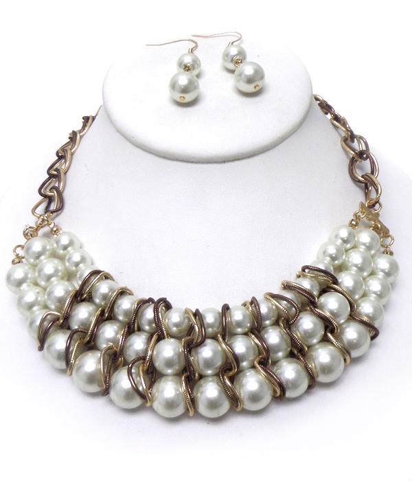 THREE LAYER OF PEARLS NECKLACE SET 