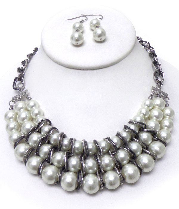 THREE LAYER OF PEARLS NECKLACE SET