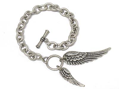 Wholesale Body Jewelry Minimum on P1129bsl 101681 Wholesale Costume Jewelry Angel Wings Charm Toggle