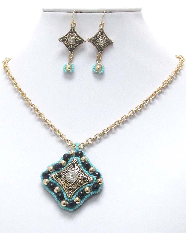 CRYSTAL CENTER AND PEARL DECO ON LEATHERETT BACK PENDANT NECKLACE EARRING SET