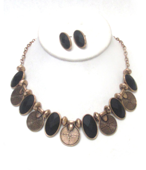 FACET STONE AND TEXTURE METAL DISK NECKLACE SET