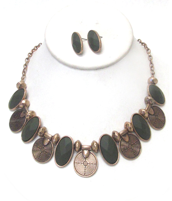 FACET STONE AND TEXTURE METAL DISK NECKLACE SET