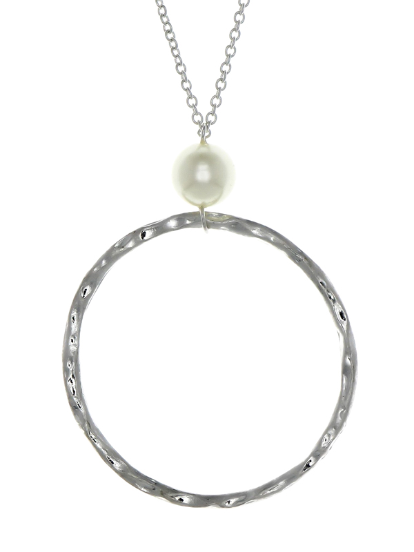 HAMMERED HOOP AND PEARL LONG CHAIN NECKLACE