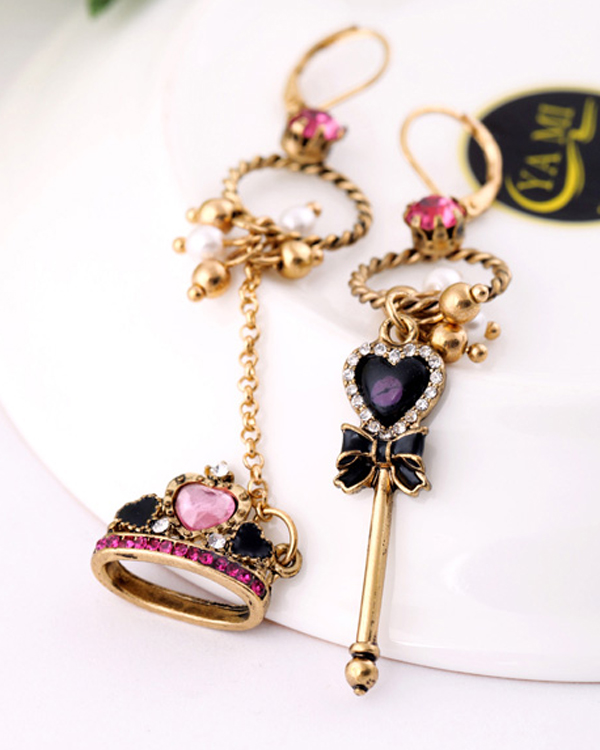 BOUTIQUE STYLE VINTAGE CRYSTAL CROWN AND KEY EARRING