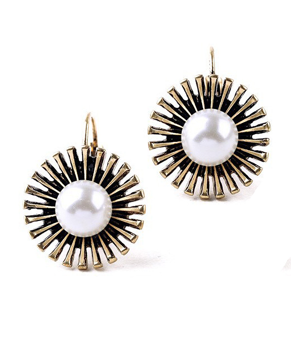 BOUTIQUE STYLE PEARL CENTER EARRING