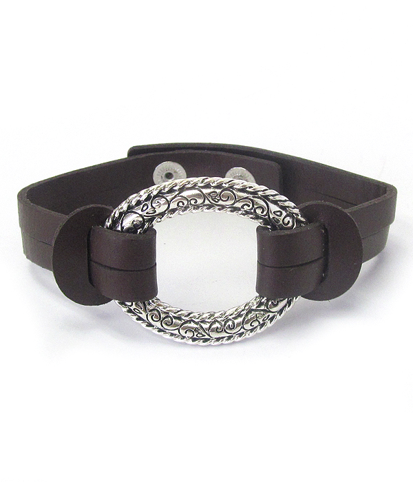 DESIGNER TEXTURED OVAL RING AND SNAP ON LEATHER BRACELET