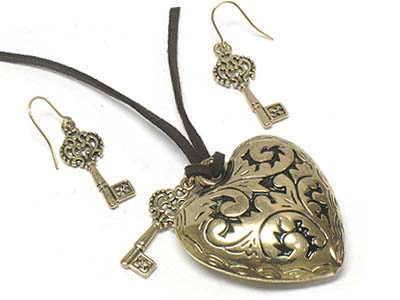 METAL FILIGREE PUFFY HEART AND KEY CHARM SUEDE CORD NECKLACE AND EARRING SET