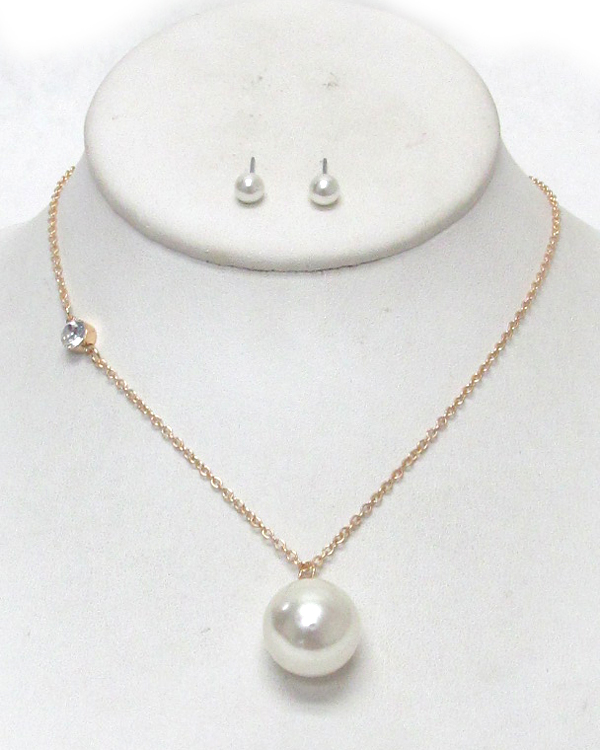 SIMPLE PEARL AND SIDE CRYSTAL NECKLACE SET