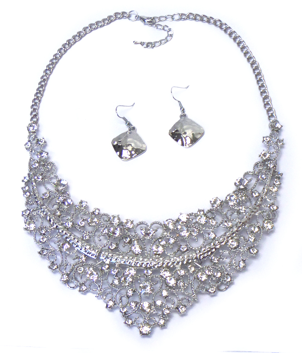 CRYSTAL AND METAL FILIGREE BOLD STATEMENT NECKLACE SET
