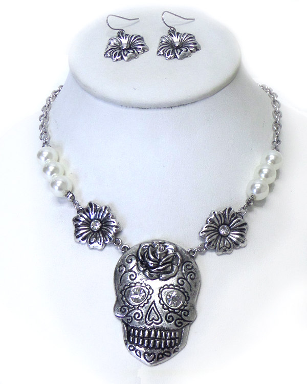 FLOWER WITH PEARLS AND METAL SUGAR SKULL NECKLACE SET