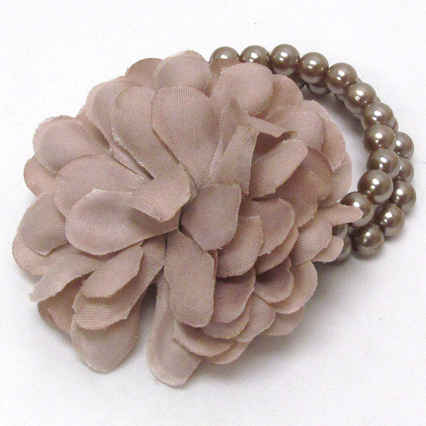FABRIC FLOWER AND DOUBLE PEARL STRETCH BRACELET