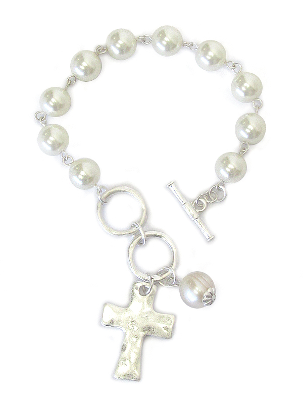 HAMMERED CROSS AND PEARL TOGGLE BRACELET