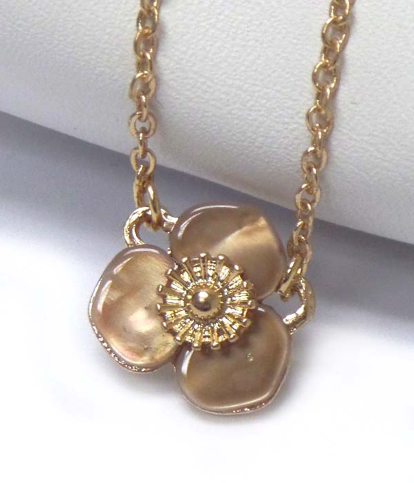 SINGLE FLOWER SHELL NECKLACE 