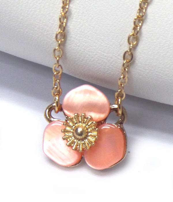 SINGLE FLOWER SHELL NECKLACE