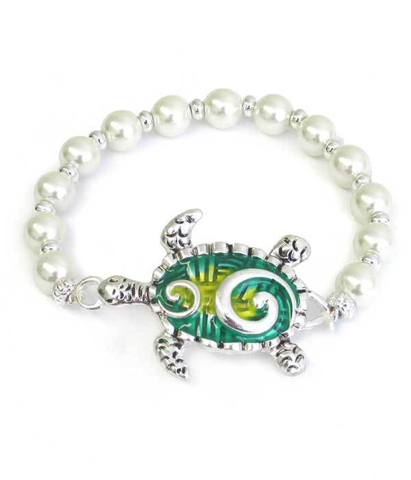 Epoxy turtle and pearl strech bracelet