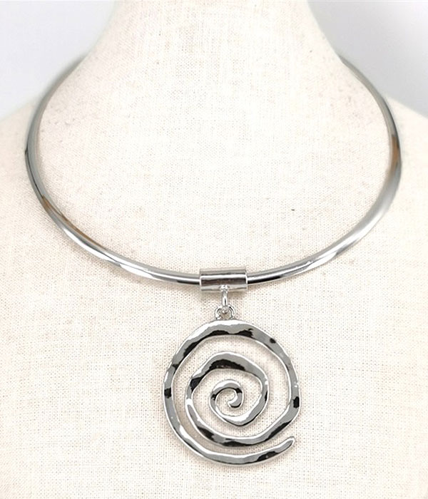 Swirl pendant metal choker necklace