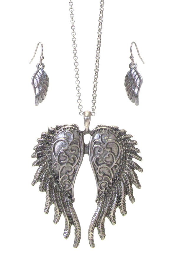Textured angel wing pendant necklace set