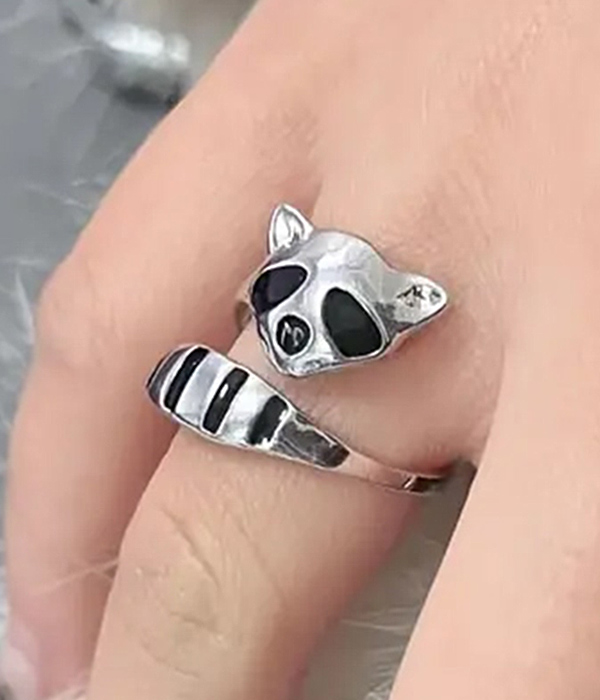 Black details adorable racoon ring
