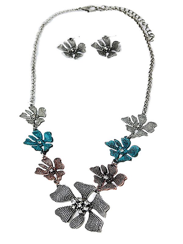 Multi textured flower link necklace