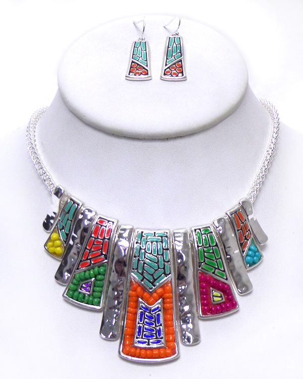 Beads with metal tribal design necklace set
