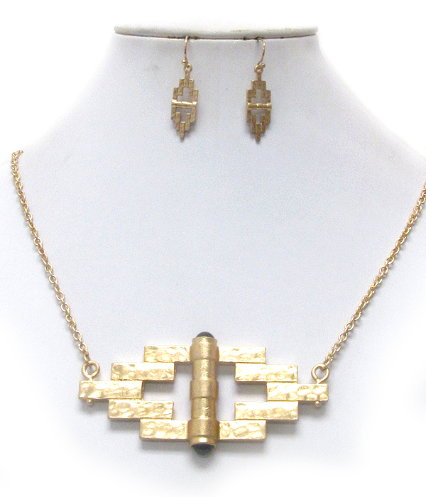 HAMMERED GEOMETRIC PENDANT NECKLACE EARRING SET