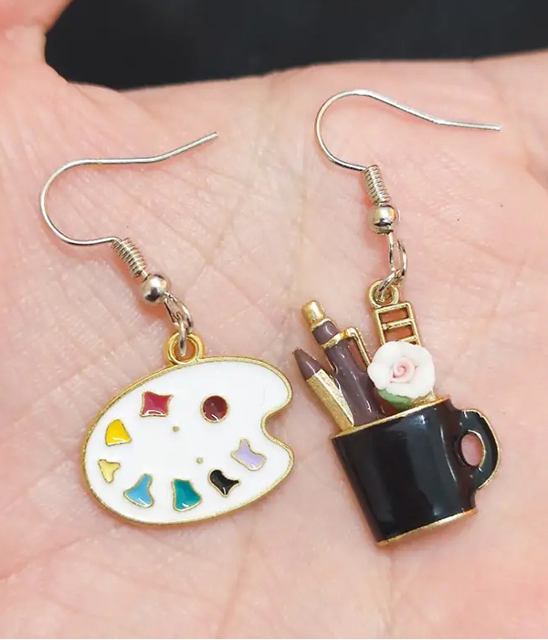 Art theme palette and brush earring