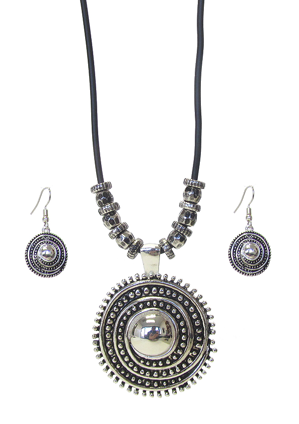 TEXTURED METAL PENDANT AND CORD NECKLACE SET - DISC