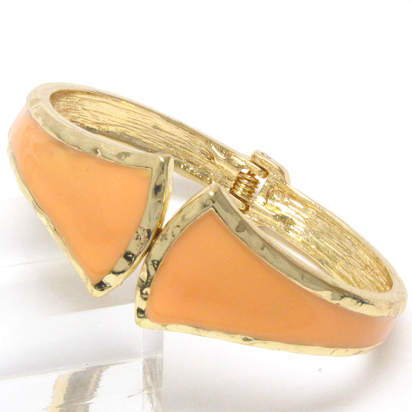 HAMMERED AND EPOXY METAL HINGE BANGLE BRACELET