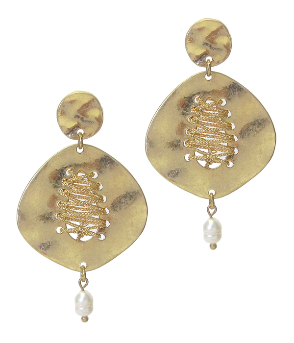 METAL WIRE TIE CENTER DISC AND FRESHWATER PEARL EARRING