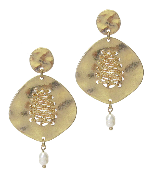 Metal wire tie center disc and freshwater pearl earring