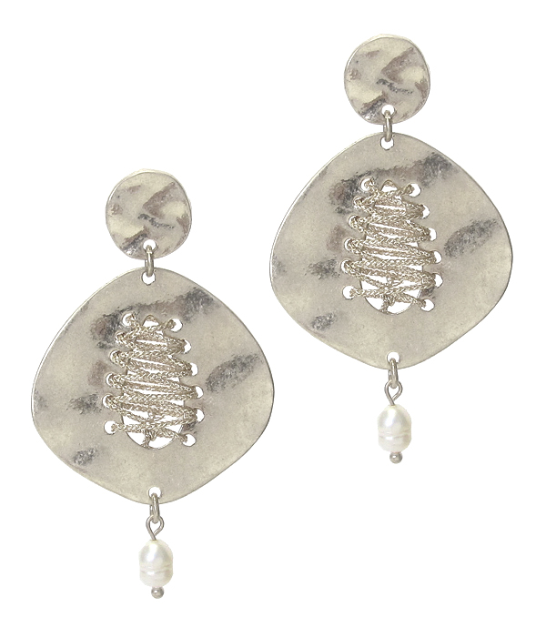 Metal wire tie center disc and freshwater pearl earring