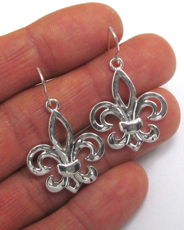 Metal fleur de lis earring