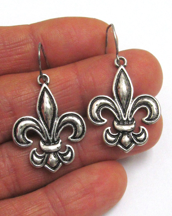 Metal fleur de lis earring