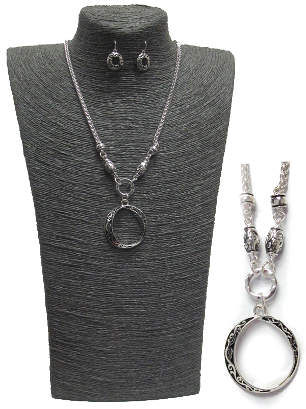 Textured circle necklace and glasses holder