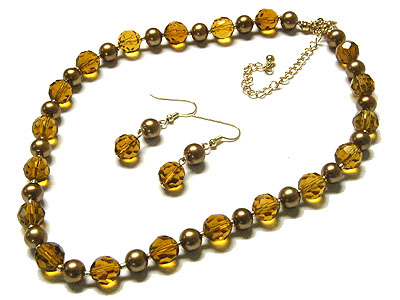 Pearl and glass beads necklace and earring set
