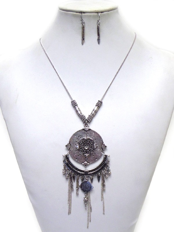 Vintage style metal shape with tassel drop necklace set