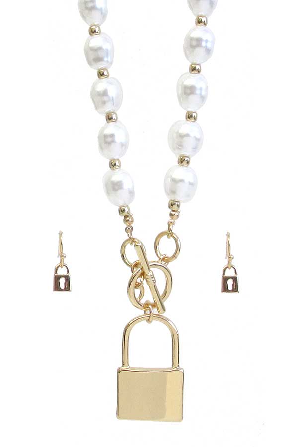 LOCK PENDANT AND FRESHWATER PEARL CHAIN TOGGLE NECKLACE SET
