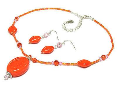 Pastel tone figurin and glass necklace and earring set 